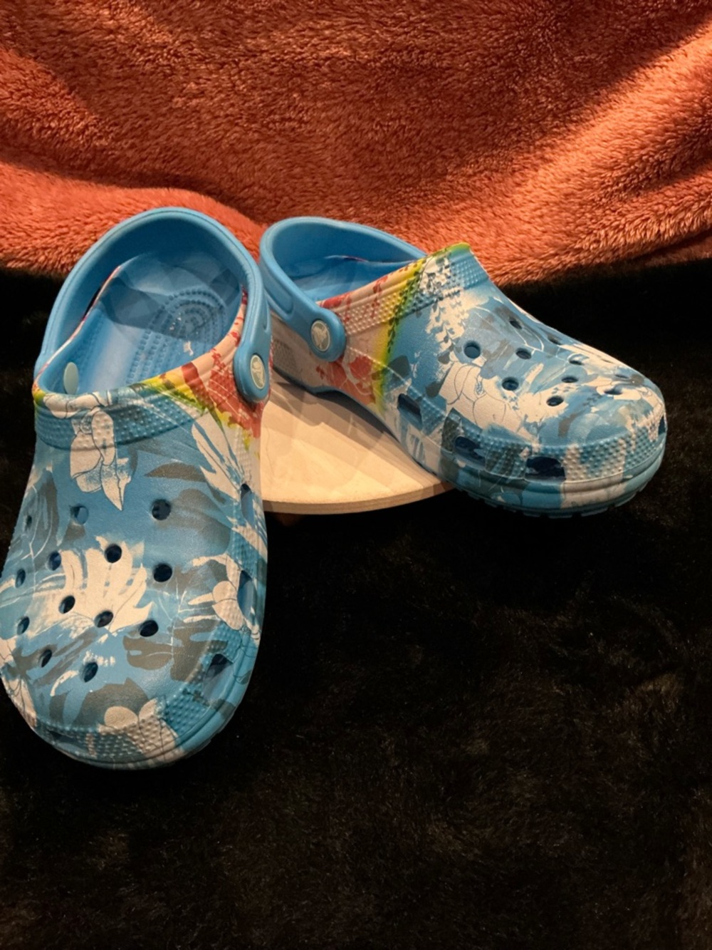 CROCS Kids Blue Floral Clogs with Rainbow Strap Accent Men’s 6, Women’s 8